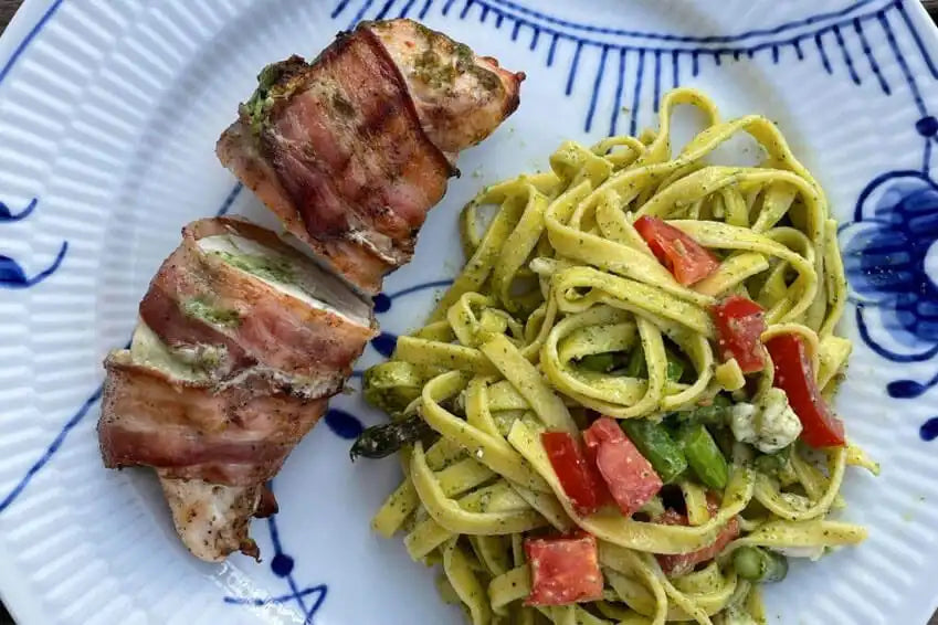 Grillet kylling med pancetta, pesto & tagliatelle