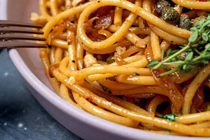 Pasta med chili, soltørrede tomater & karamelliserede løg