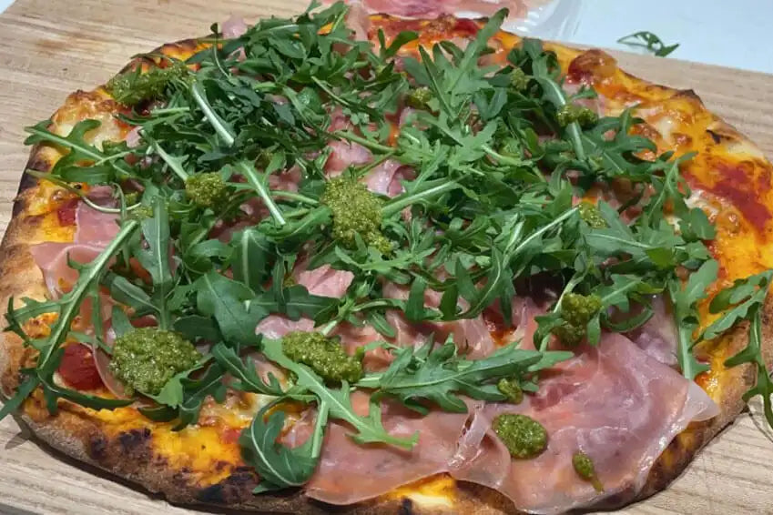 Pizza med pesto, parma & ruccola