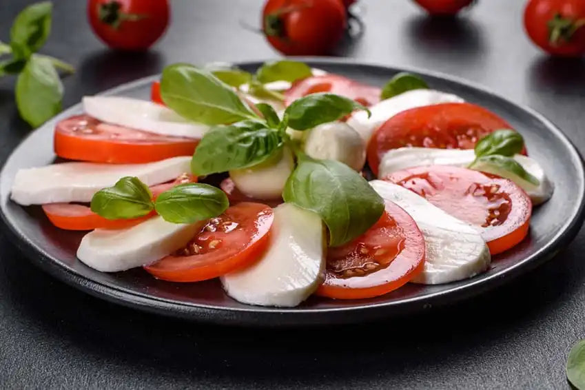 Tomatsalat med mozzarella – smagfuld caprese opskrift